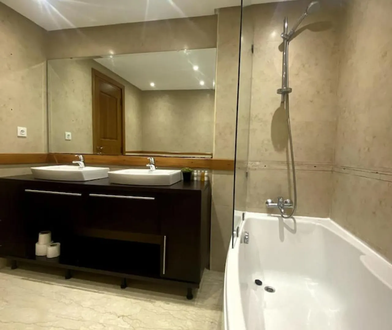 Casablanca 3 Bed Unit In Triangle Dor With Parking Apartment 0*,